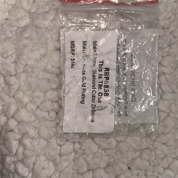 Size 6 Diamond Cubic Zirconia ring. Rose Gold Plating MSRP $144.00 NWT - Picture 3 of 4